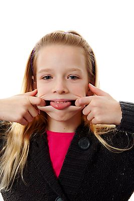 포토 JPG 해외이미지 얼굴 어린이 포즈 한명 사람 금발 견과류 표현 닫기 고립 해외202004 해외포토 1 헤어스타일 모션 신체부위 파일형식 이미지허브