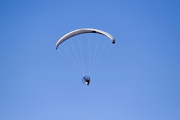 포토 JPG 해외이미지 선 스포츠 포즈 날개 하늘 바람 사람 취미 사람없음 파란색 자유 코드 낙하산 리프트 글라이더 해외202004 해외포토 자연요소 컬러 컨셉 날씨 파일형식 이미지허브