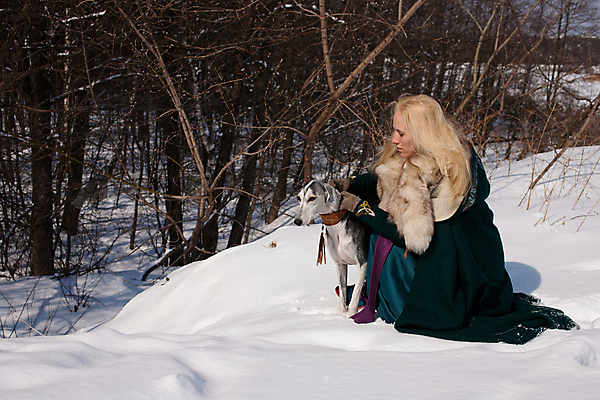 포토 JPG 해외이미지 동물 백인 1 옷 여자 2 겨울 자연 털 한명 앉기 야외 가로 초록색 파란색 반려동물 금발 햇빛 유행 맑음 검은색 희망 산책 회색 흰색 개 숲 사냥개 육식동물 사냥꾼 돌봄 해외202004 해외포토 서양인 직업 헤어스타일 계절 감정 컬러 포유류 모션 날씨 휴식 사람 태양 생태계 파일형식 이미지허브