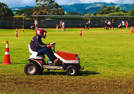 포토 JPG 해외이미지 도로 스포츠 포즈 이동 밭 자연 노동자 풍경 잔디 취미 사람없음 야외 초록색 여름 정원 기계 경쟁 업무 승차 속도 원예 조경 먼지 가스 트랙터 원뿔 선로 해외202004 해외포토 도형 식물 직업 계절 길 컬러 컨셉 농업 교통시설 모션 작업 농기계 생태계 특수차량 파일형식 이미지허브