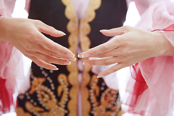 포토 JPG 해외이미지 백인 전통 옷 여자 아시아 문화 관리 한명 사람 동양인 신체부위 가로 컬러풀 유행 연주자 댄서 춤 재산 우아함 예술가 동쪽 강렬 전국 스타일 해외202004 해외포토 서양인 직업 1 나라 컬러 컨셉 문화예술 인종 금융 음악가 방향 파일형식 이미지허브