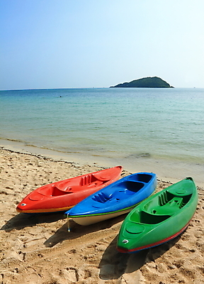포토 JPG 해외이미지 주간 직업 계절 아시아 호수 모래 파도 바다 섬 여행 장난 교통시설 태국 자연 놀이 하늘 낚시 휴가 휴식 풍경 사람없음 야외 빨간색 초록색 물 여름 파란색 컬러풀 햇빛 평화 환경 만 보트 동쪽 해외202004 해외포토 자연요소 나라 컬러 교통 컨셉 배_교통 레저 태양 방향 시설 생태계 파일형식 이미지허브