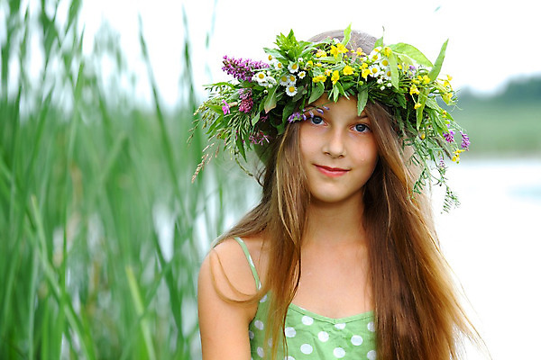 포토 JPG 해외이미지 백인 모델 1 라이프스타일 공원 여자 꽃 행복 호수 얼굴 꽃무늬 장난 자연 건강 한명 미소 사람 야외 초록색 여름 금발 유행 화환 봄 기쁨 자유 달콤 허브 부드러움 내추럴 해외202004 해외포토 서양인 식물 헤어스타일 계절 공공시설 감정 컬러 컨셉 무늬 표정 생활 신체부위 감각 맛 생태계 파일형식 이미지허브