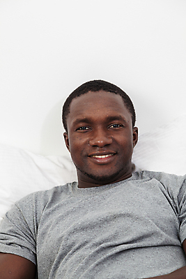 포토 JPG 해외이미지 모델 1 응시 백그라운드 쿠션 가정 베개 휴식 아파트 주택 사람 성인 세로 세명 평화 카메라 검은색 침실 잠옷 침대 재산 거짓말 옛날 해외202004 해외포토 시선 옷 컬러 가구 컨셉 침구 건물 금융 전자제품 파일형식 이미지허브