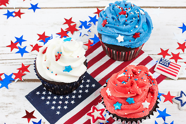 포토 JPG 해외이미지 별 음식 휴가 디저트 요리 사람없음 빨간색 파란색 갈색 케이크 초콜릿 얼음 흰색 깃발 대접 달콤 컵케이크 굽기 애국심 독립기념일 핸드메이드 프로스팅 해외202004 해외포토 자연요소 기념일 컬러 맛 구이 제빵 독립 파일형식 이미지허브