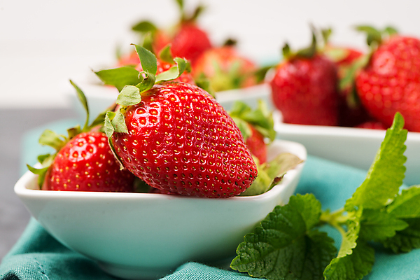 포토 JPG 해외이미지 접시 잎 딸기 실내 근접촬영 사람없음 아웃포커스 달콤 민트 흰배경 해외202004 해외포토 식물 식기 뷰포인트 백그라운드 과일 촬영기법 내부 흰색 맛 허브 파일형식 이미지허브