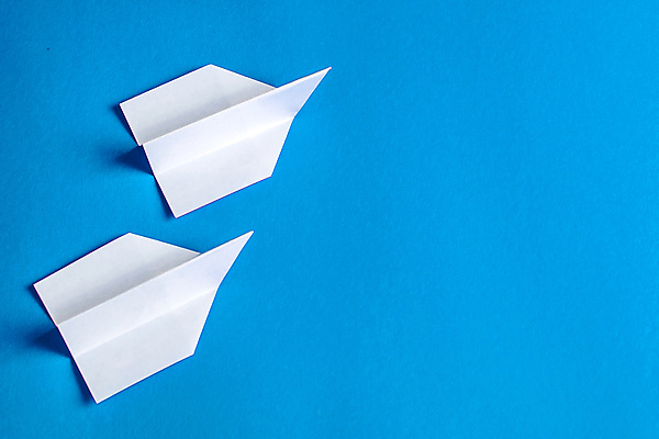 포토 JPG 해외이미지 종이 실내 사람없음 두개 종이비행기 파란배경 카피스페이스 해외202004 해외포토 백그라운드 2 내부 파란색 공백 종이접기 파일형식 이미지허브