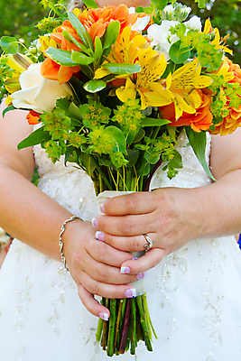 포토 JPG 해외이미지 전통 손 드레스 꽃 행복 꽃다발 웨딩드레스 결혼 꽃무늬 오렌지 결혼식 관리 사랑 이벤트 사람없음 세로 초록색 컬러풀 노란색 활발 벚꽃 흰색 잡기 우아함 묘사 해외202004 해외포토 식물 옷 감정 컬러 컨셉 무늬 과일 모션 신체부위 파일형식 이미지허브