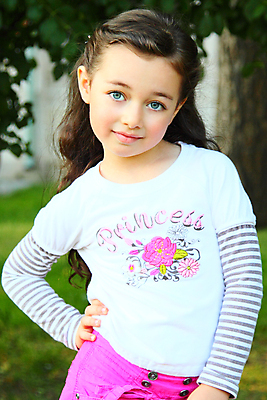 포토 JPG 해외이미지 공원 행복 어린이 자연 놀이 한명 기쁨 게임 뜨거움 작음 해외202004 해외포토 1 공공시설 감정 사람 크기 생태계 파일형식 이미지허브