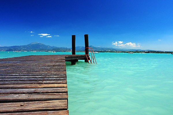 포토 JPG 해외이미지 바다 컨셉 하늘 휴가 휴식 사람없음 물 파란색 관광지 햇빛 항구 이탈리아 산책로 뜨거움 방파제 해외202004 해외포토 자연요소 공공시설 유럽 길 컬러 여행 교통시설 태양 파일형식 이미지허브
