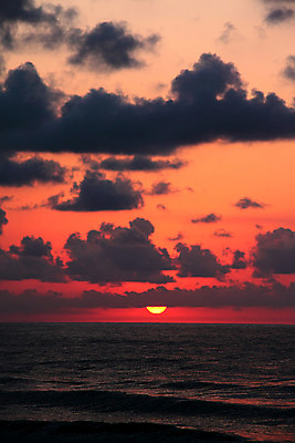 포토 JPG 해외이미지 구름 바다 하늘 휴식 사람없음 빨간색 태양 반사 새벽 지중해 혼자 해외202004 해외포토 자연요소 컬러 컨셉 파일형식 이미지허브