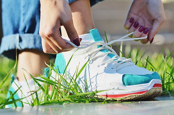 포토 JPG 해외이미지 학생 라이프스타일 계절 공원 여자 행복 스포츠 백그라운드 운동화 신발 자연 넥타이 휴식 건강 관리 사람없음 야외 초록색 노란색 유행 봄 흰색 청바지 이슬 소통 스타일링 스타일 해외202004 해외포토 잡화 공공시설 감정 컬러 컨셉 바지 사람 생활 생태계 파일형식 이미지허브