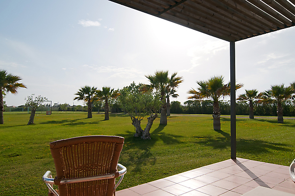 포토 JPG 해외이미지 나무 외관 공원 유럽 섬 여행 의자 자연 벽지 탁자 하늘 휴가 휴식 아파트 주택 손바닥 그림자 풍경 사람없음 초록색 여름 파란색 태양 고급 천국 이국적 터키석 해외202004 해외포토 자연요소 식물 손 계절 공공시설 나라 컬러 가구 컨셉 건물 보석 생태계 파일형식 이미지허브