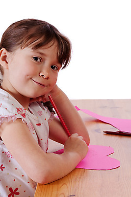 포토 JPG 해외이미지 모양 백인 여자 행복 종이 어린이 분홍색 발렌타인데이 한명 사람 빨간색 하트 그리기 흰배경 DIY 판지 해외202004 해외포토 서양인 1 감정 컬러 백그라운드 모션 데이이벤트 취미 흰색 파일형식 이미지허브