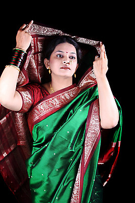 포토 JPG 해외이미지 모델 전통 옷 여자 아시아 문화 포즈 한명 동양인 초록색 검은색 인디언 인도인 사리 힌두교 해외202004 해외포토 외국인 1 나라 종교 컬러 아메리카 사람 인종 파일형식 이미지허브