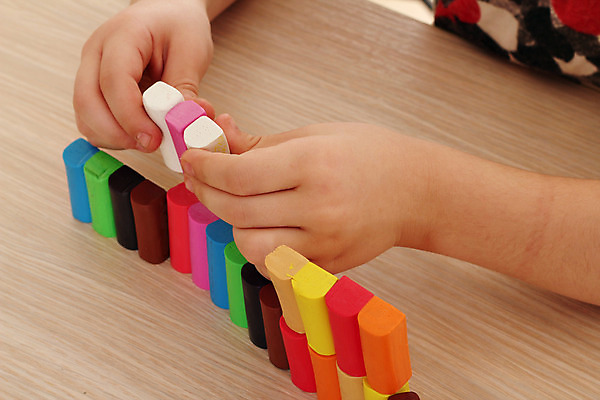 포토 JPG 해외이미지 교육 행복 어린이 장난 놀이 창조 한명 컬러풀 블록 게임 만들기 해외202004 해외포토 1 감정 컬러 모션 사람 파일형식 이미지허브