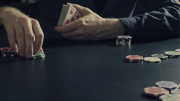 포토 JPG 해외이미지 손 남자 놀이 탁자 실내 한명 사람없음 검은색 게임 신용카드 행운 재산 고급 도박 닫기 위험 기회 포커 유흥 해외202004 해외포토 1 컬러 가구 컨셉 모션 사람 내부 신체부위 금융 트럼프 파일형식 이미지허브