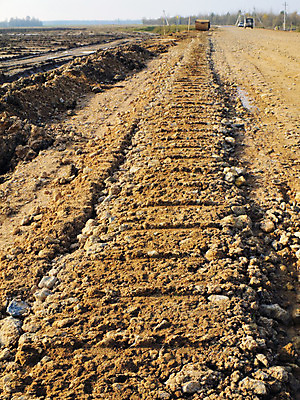포토 JPG 해외이미지 나무 도로 지구 모래 포크 밭 날씨 풍경 사람없음 갈색 흙 운전 바퀴 아스팔트 굴착기 국자 먼지 트랙터 땅파기 방법 생태학 자취 해외202004 해외포토 식물 식기 교육 길 컬러 농업 교통시설 모션 주방용품 중장비 농기계 특수차량 파일형식 이미지허브