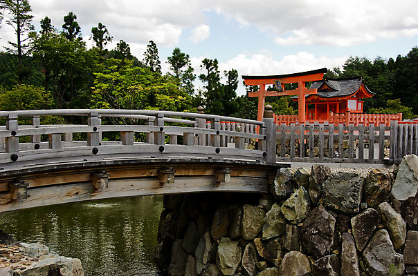포토 JPG 해외이미지 나무 구름 전통 공원 종교 문화 길 선 여행 불교 건축양식 휴가 산 주택 동양인 풍경 사람없음 건물 빨간색 초록색 물 평화 정원 일본 침묵 연못 사찰 사당 숭배 신앙심 옛날 해외202004 해외포토 자연요소 식물 건축물 공공시설 건축 아시아 컬러 컨셉 종교건축 인종 소리 파일형식 이미지허브