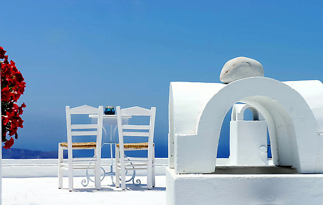 포토 JPG 해외이미지 의자 탁자 휴가 주택 사람없음 야외 파란색 맑음 흰색 그리스 휴양지 산토리니 해외202004 해외포토 유럽 컬러 가구 날씨 건물 장소 파일형식 이미지허브