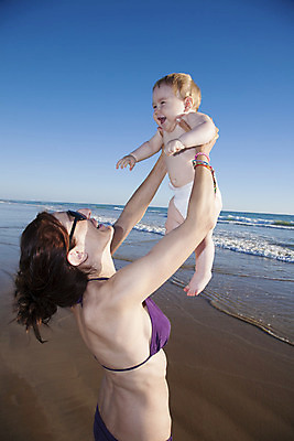 포토 JPG 해외이미지 백인 라이프스타일 여자 딸 행복 감정 어린이 바다 가족 관계 포옹 엄마 휴가 함께함 웃음 사람 성인 두명 비키니 침묵 임산부 기쁨 흰색 아기 잡기 긍정 카피스페이스 해외202004 해외포토 서양인 수영복 컬러 컨셉 안기 모션 표정 생활 소리 공백 임신 파일형식 이미지허브