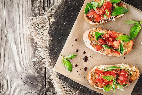 포토 JPG 해외이미지 전통 음식 빵 백그라운드 토마토 채소 탁자 요리 사람없음 목재 가로 빨간색 초록색 갈색 이탈리아 흰색 시골 직물 양념 먹기 삼베 준비 냅킨 바질 브루스케타 양피지 진통제 채식주의자 비건 해외202004 해외포토 나무 유럽 컬러 가구 재료 모션 약 채식 파일형식 천_직물 이미지허브