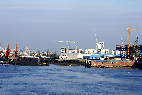 포토 JPG 해외이미지 산업 영국 잉글랜드 사람없음 건물 강 항구 보트 컨테이너 기중기 무역 런던 포트 템스강 해외202004 해외포토 건축물 유럽 배_교통 교통시설 중장비 파일형식 이미지허브