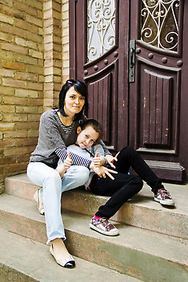 포토 JPG 해외이미지 라이프스타일 외관 여자 딸 행복 문화 어린이 2 건축양식 창문 가족 포옹 주택 사랑 웃음 사람 앉기 인종 성인 사람없음 야외 건물 문 기쁨 아기 단계 해외202004 해외포토 건축물 건축 감정 관계 안기 모션 표정 생활 파일형식 이미지허브