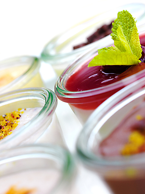 포토 JPG 해외이미지 실내 근접촬영 사람없음 아웃포커스 소프트포커스 흰배경 푸딩 해외202004 해외포토 뷰포인트 백그라운드 디저트 촬영기법 내부 흰색 파일형식 이미지허브