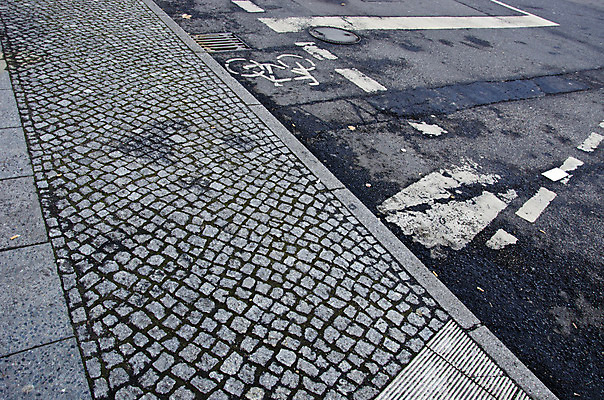 포토 JPG 해외이미지 선 백그라운드 건축양식 표면 추상 벽돌 거리 사람없음 검은색 어둠 회색 도시 보행로 질감 해외202004 해외포토 건축 길 컬러 무늬 파일형식 이미지허브