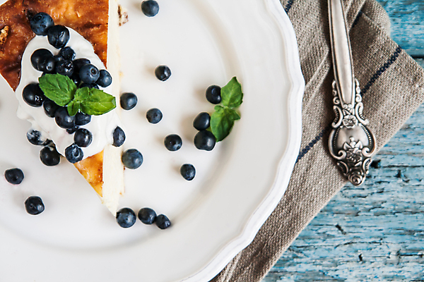 포토 JPG 해외이미지 디저트 실내 사람없음 하이앵글 블루베리 치즈케이크 나무배경 해외202004 해외포토 음식 뷰포인트 백그라운드 과일 내부 케이크 파일형식 이미지허브