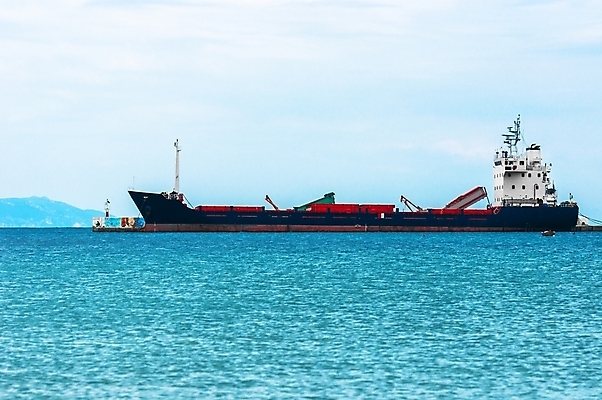 포토 JPG 해외이미지 산업 바다 통신 교통시설 항해 사람없음 경제 파란색 항구 장비 화물 보트 상품 큼 컨테이너 화물선 지중해 무역 함선 상업 폭풍 무거움 적재 로딩 수입 유조선 해외202004 해외포토 컬러 교통 배_교통 날씨 운송업 무게 크기 시설 파일형식 이미지허브