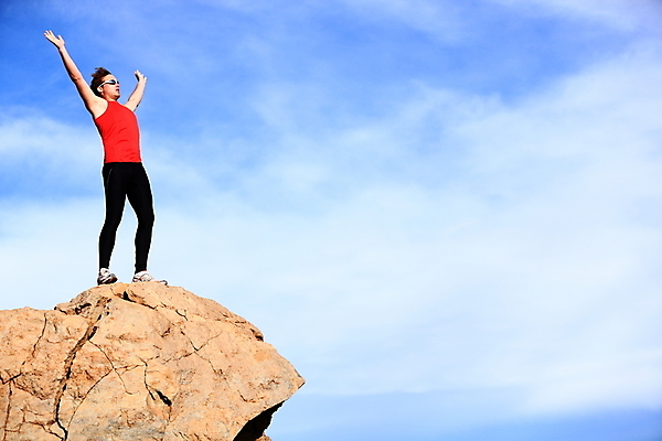 포토 JPG 해외이미지 남자 행복 스포츠 컨셉 응원 자국 자연 하늘 성공 산 건강 한명 사람 야외 빨간색 파란색 달리기 운동 힘 하이킹 도전 우승 정상 연습 근육질 골 달리기선수 무료 승자 절정 카피스페이스 해외202004 해외포토 1 감정 컬러 모션 레저 근육 공백 최고 몸매 생태계 육상선수 파일형식 이미지허브