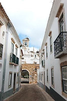 포토 JPG 해외이미지 유럽 종교 벽 여행 건축양식 거리 주택 사람없음 야외 태양 성당 교회 문 천주교 종 도시 역사 둥지 포르투갈 휴양지 타운 대서양 단절 르네상스 옛날 지리 황새 해외202004 해외포토 자연요소 건축 나라 바다 종교건축 조류 건물 장소 파일형식 이미지허브