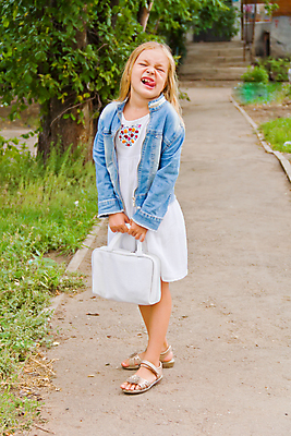 포토 JPG 해외이미지 백인 여학생 유럽 어린이 가방 한명 파란색 금발 흰색 오픈 9 입 8 6 마녀 유인원 7 해외202004 해외포토 서양인 1 학생 헤어스타일 잡화 여자 나라 컬러 포유류 사람 신체부위 숫자 파일형식 이미지허브