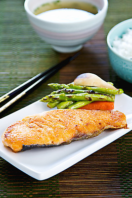 포토 JPG 해외이미지 음식 다이어트 채소 밥 건강 육류 어류 스테이크 요리 동양인 사람없음 컬러풀 일본 식사 저녁식사 버섯 당근 그릴 아스파라거스 깨 연어 칼로리 내추럴 점심식사 입가심 해외202004 해외포토 아시아 컬러 식재료 주방용품 뿌리채소 서양음식 인종 수중동물 조미료 파일형식 이미지허브