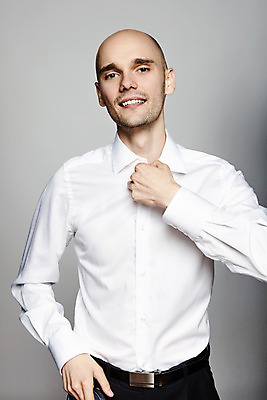 포토 JPG 해외이미지 스튜디오촬영 백인 응시 남자 여유 와이셔츠 비즈니스 청소년 회색배경 성공 수염 표정 한명 사람 20대 세로 비즈니스맨 자신감 경영자 성인남자만 카피스페이스 해외202004 해외포토 서양인 1 시선 감정 백그라운드 컨셉 셔츠 실내 청년 공백 회색 직장인 리더 남자만 성인만 파일형식 이미지허브