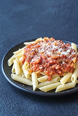 포토 JPG 해외이미지 음식 백그라운드 다이어트 토마토 재료 부분 고추 탁자 치즈 파스타 건강 요리 사람없음 목재 빨간색 검은색 이탈리아 시골 신선 뜨거움 사발 정상 매움 냅킨 후추 볼로냐 펜네 카피스페이스 해외202004 해외포토 나무 유럽 컬러 가구 채소 유제품 서양음식 공백 사기그릇 맛 향신료 파일형식 이미지허브