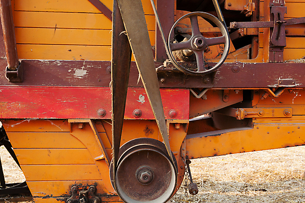 포토 JPG 해외이미지 농업 사람없음 빨간색 벨트 시골 바퀴 낟알 트랙터 정비공 밀짚 도르래 디젤 밭일 옛날 철강 해외202004 해외포토 잡화 산업 컬러 기술자 짚 농기계 특수차량 파일형식 이미지허브