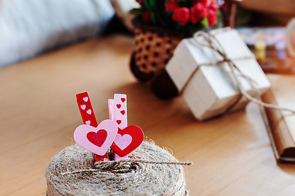 포토 JPG 해외이미지 모양 기념일 꽃 컨셉 탁자 휴가 실내 발렌타인데이 선물 사랑 사람없음 목재 책 빨간색 상자 장미 바구니 우주 꽃병 축제 놀람 공백 수확 하트 축하 인사 생일 날짜 오브젝트 복고 돌봄 옛날 정물화 카피스페이스 해외202004 해외포토 나무 식물 감정 컬러 가구 농업 재료 모션 데이이벤트 표정 이벤트 내부 예절 그림 파일형식 이미지허브