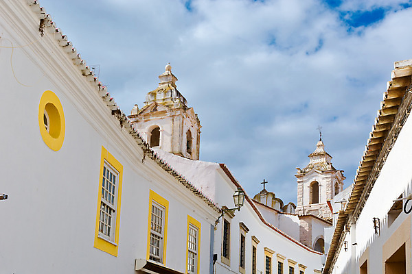 포토 JPG 해외이미지 구름 외관 유럽 종교 문화 벽 십자가 건축양식 창문 하늘 지붕 거리 아파트 주택 그림자 사람없음 건물 도시풍경 노란색 교회 탑 바위 흰색 램프 도시 중세 역사 재산 그늘 포르투갈 심볼 타일 좁은 타운 종탑 숭배 해외202004 해외포토 자연요소 건축물 건축 나라 컬러 종교건축 조명 풍경 금융 돌_바위 파일형식 이미지허브
