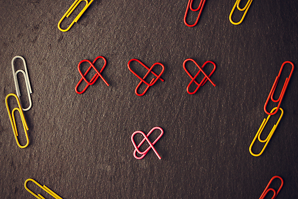 포토 JPG 해외이미지 종이 백그라운드 학교 집게 사랑 사람없음 컬러풀 사무실 쌓기 금속 장비 흰색 공구 하트 업무 그룹 오브젝트 문서 클립 보유 섞기 공급 해외202004 해외포토 모양 교육 감정 컬러 비즈니스 모션 재질 도구 작업 파일형식 이미지허브