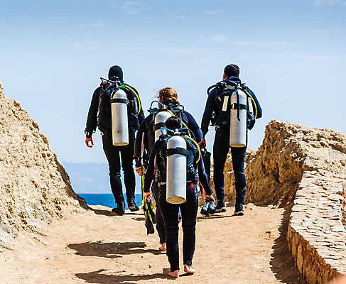 포토 JPG 해외이미지 구름 스포츠 바다 여행 자연 하늘 휴가 이집트 사람 사람없음 물 여름 파란색 검은색 수중 산책 장비 바위 뜨거움 4 그룹 잠수부 익스트림스포츠 휴양지 다이빙 물갈퀴 이국적 파라다이스 해외202004 해외포토 자연요소 계절 컬러 아프리카 휴식 숫자 수영 장소 돌_바위 전문직 생태계 수중스포츠 파일형식 이미지허브