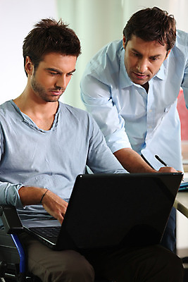 포토 JPG 해외이미지 백인 남자 유럽 비즈니스 직장 사람 20대 성인 두명 세로 30대 노트북 컴퓨터 사무실 업무 작업 장애인 동료 휠체어 만들기 문제 문제풀이 장애 해외202004 해외포토 서양인 나라 회사 관계 모션 청년 장년 전자제품 파일형식 이미지허브