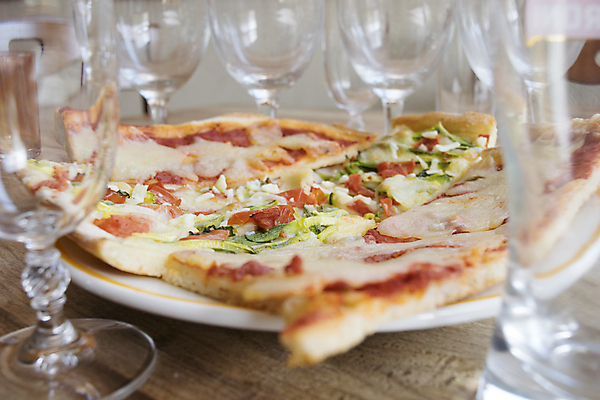 포토 JPG 해외이미지 안경 조각 채소 탁자 피자 사람없음 토마토소스 모짜렐라치즈 채식주의자 특별함 핸드메이드 시리즈 해외202004 해외포토 잡화 가구 컨셉 치즈 패스트푸드 서양음식 소스_음식 채식 파일형식 이미지허브