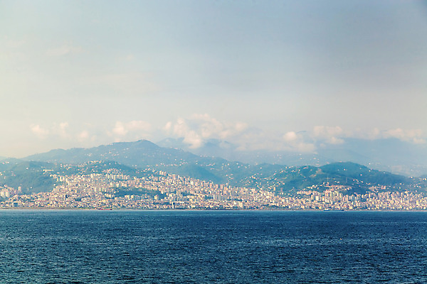 포토 JPG 해외이미지 바다 자연 하늘 표면 항해 사람없음 야외 건물 물 파란색 수영 침묵 도시 땅 포트 스카이라인 터키석 수평선 해외202004 해외포토 자연요소 건축물 컬러 배_교통 소리 수상스포츠 보석 생태계 파일형식 이미지허브