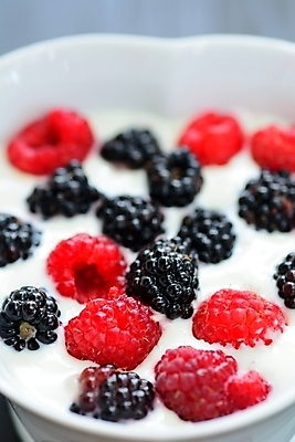 포토 JPG 해외이미지 열매 음식 다이어트 과일 디저트 건강 사람없음 빨간색 우유 흰색 신선 사발 달콤 아침식사 크림 유기농 산딸기 블랙베리 요거트 내추럴 숙성 스무디 요구르트 핸드메이드 해외202004 해외포토 식물 웰빙 음료 컬러 유제품 식사 사기그릇 맛 파일형식 이미지허브