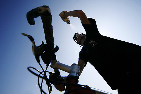 포토 JPG 해외이미지 여자 남자 스포츠 자연 하늘 산 풍경 경사 성인 사람없음 야외 파란색 사이클링 산악자전거 해외202004 해외포토 컬러 사람 자전거 육상스포츠 생태계 파일형식 이미지허브