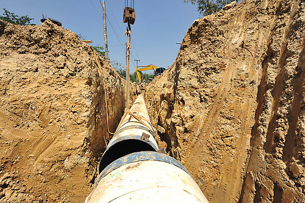 포토 JPG 해외이미지 나무 커플 지구 백그라운드 2 추상 새로움 건조 사람없음 야외 물 여름 검은색 흙 손상 흐름 업무 구멍 수리 연결 플라스틱 먼지 점토 튜브 배수구 땅바닥 땅파기 해외202004 해외포토 자연요소 식물 계절 컬러 컨셉 무늬 관계 재질 바닥 작업 파일형식 이미지허브