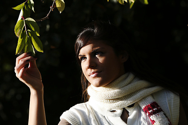 포토 JPG 해외이미지 나무 공원 여자 잎 자연 휴식 한명 사람 야외 청춘 기쁨 아내 해외202004 해외포토 식물 1 공공시설 감정 컨셉 생태계 파일형식 이미지허브